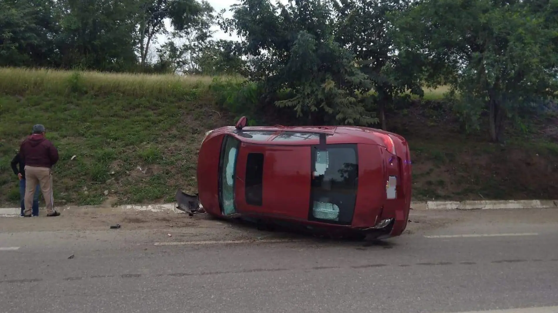 Automóvil compacto terminó destrozado